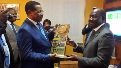 Remise d'un présent au Premier ministre par Henri Claude Oyima, PCA de la BVMAC @ Gabonactu.com