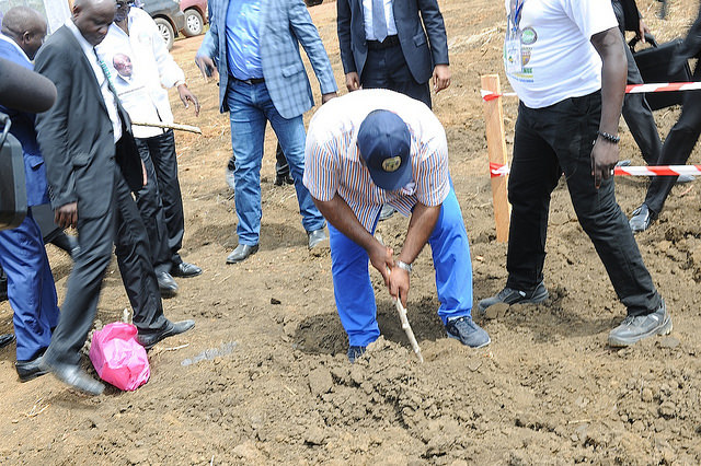 Ali Bongo Ondimba a repiqué une bouture de manioc dans la Ngounié @ DCP