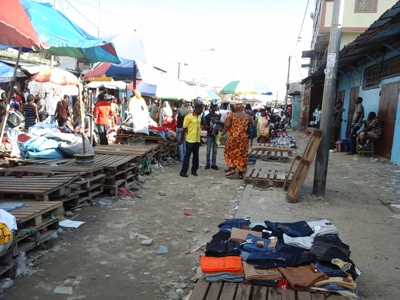 vendeurs et acheteurs ont vite quitté le marché @ Gabonactu.com