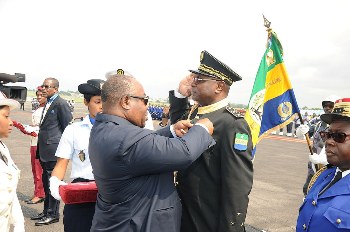 Ali Bongo Ondimba décorant le chef d'Etat major général des armées gabonaises, Bibaye Itandas @ DCP