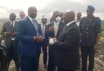 Le DG de l'environnement, Léandre Ebobola Tsiba (costume bleu) et le ministre de l'Intérieur Pacôme Moubelet Boubeya @ JE Ndziengui Mangala