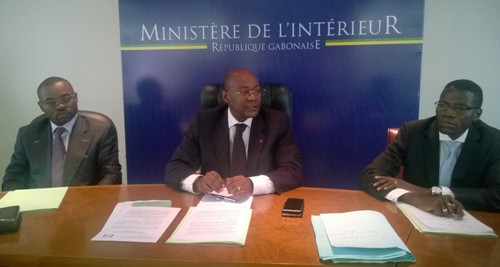 Maixent Mamiaka (gauche), ministre délégué et Pacom Moubelet Boubeya (centre) avec Lambert Noel Mata (SG intérieur) @ Jean Eric Ndziengui Mangala
