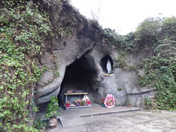 Grotte notre dame de Lourdes @ Gabonactu.com