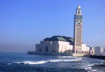 Vue extérieure de la mosquée Hassan II érigée en partie sur l'océan atlantique @ Gabonactu.com