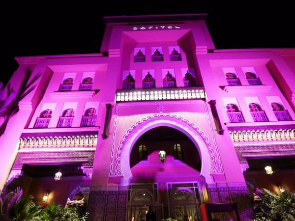 Le Sofitel Marrakech aux couleurs de la ville le soir de notre arrivée @ Gabonactu.com
