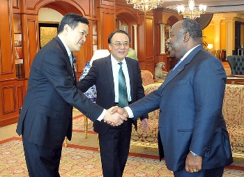 Ali Bongo Ondimba et le chef de la délégation chinoise @ DCP