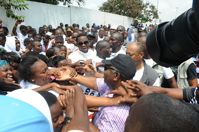Ali Bongo s’offre un bain de foule à Cocotier et un bref entretien avec Gérard Ella Nguéma
