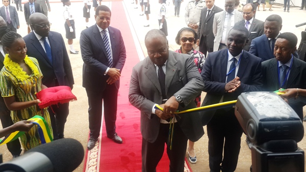 Ali Bongo inaugure une usine de fer et une autre de transformation de bois