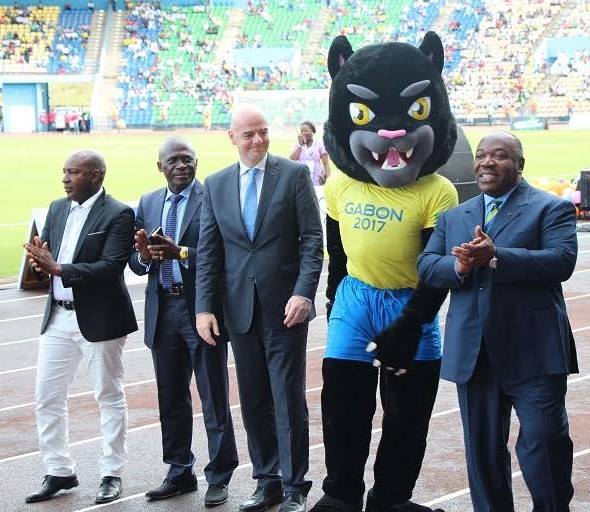 Le président de la FIFA charme la mascotte de la CAN 2017