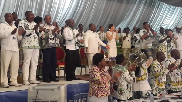 Présidentielle 2016 : Ali Bongo Ondimba adoubé par son parti et jette un petit charme aux frondeurs