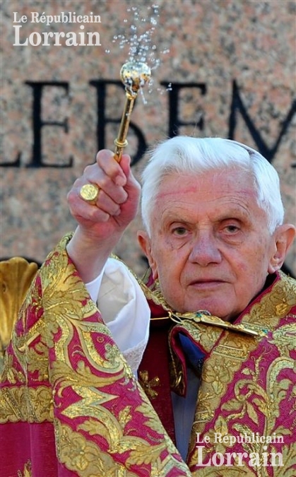 Le pape Benoît XVI est en train de « s’éteindre lentement »