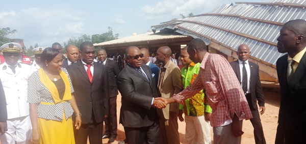 Ali Bongo visite une école dévastée par un violent  orage à Lambaréné