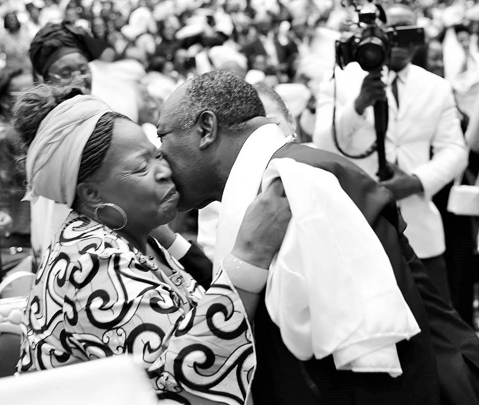 Fête des mères : Ali Bongo envoie un texto à la nation