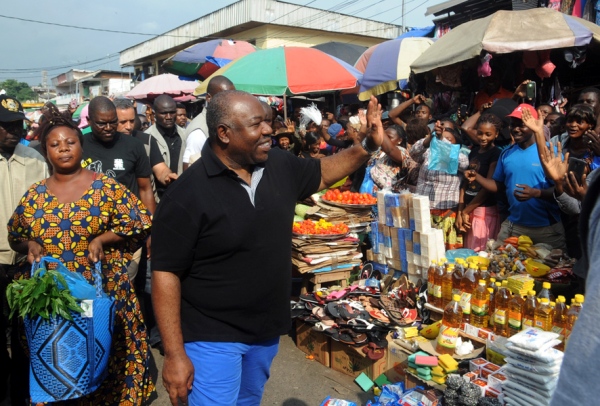 Ali Bongo en opération de charme au marché Mont Bouët