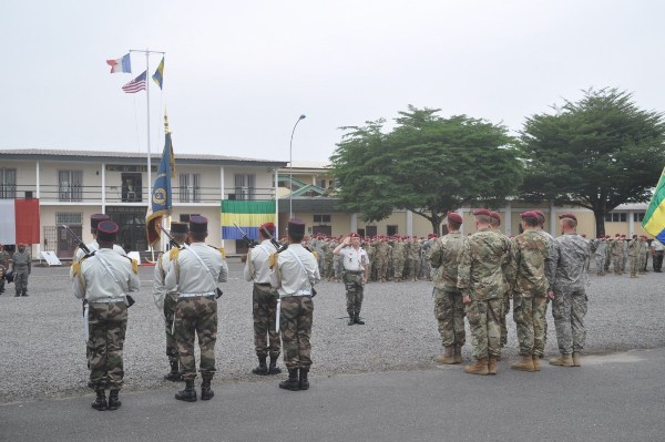 Plus de 300 parachutistes américains, français et gabonais bouclent un exercice de combat dans la jungle