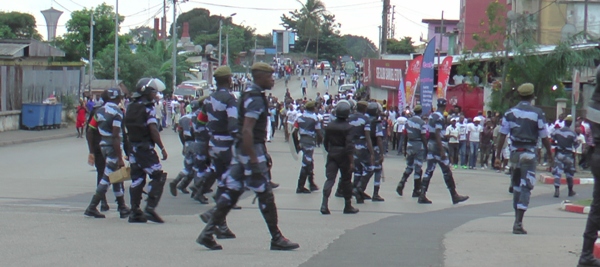 Les manifestants se dirigeants vers le rond point de la démocratie @ Gabonactu.com