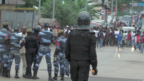 Face à face tendu entre la police et les militants de l’opposition