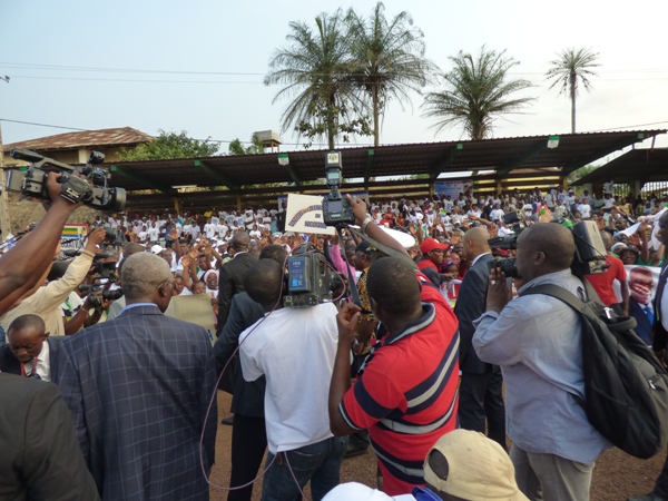 Les makovites écoutant le discours d'Ali Bongo Ondimba @ Gabonactu.com