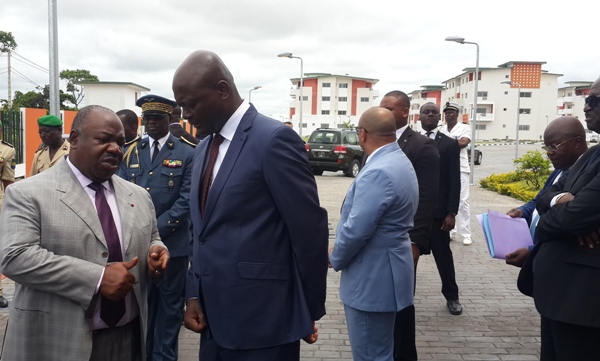 Ali Bongo visite une cité financée par le CDC à Libreville
