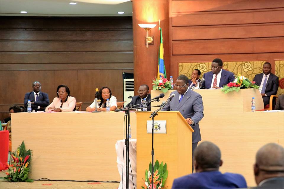 Emmanuel Issozé Ngondet passe haut les mains à l’Assemblée nationale
