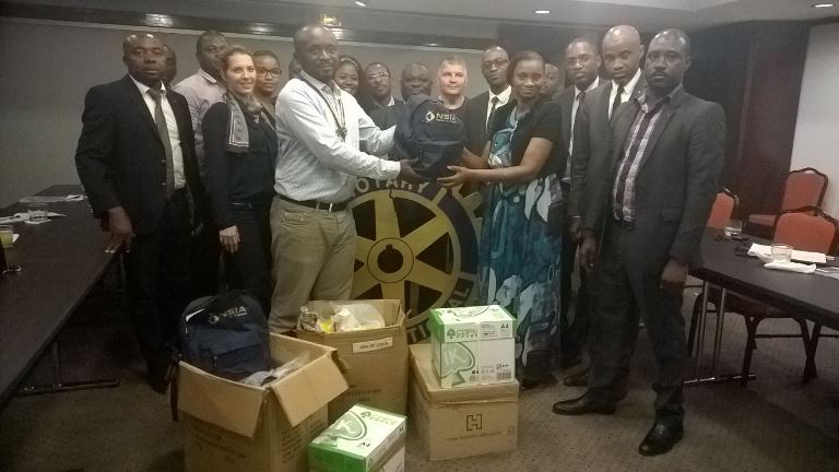Le Rotary Club Libreville-Komo offre des kits scolaires à 75 enfants démunis