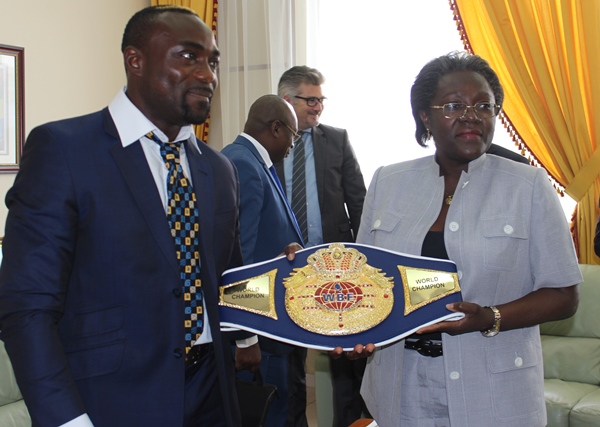 Taylor Mabika présente sa ceinture de champion du monde de boxe à Nicole Assélé