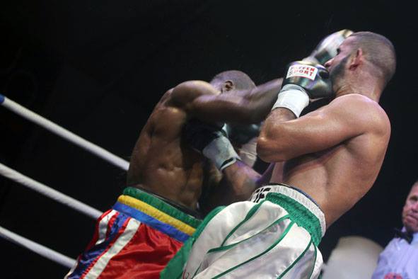 Championnat du Monde de boxe WBF : Taylor Mabika terrasse le franco-algérien Zine Eddine Benmakhlouf