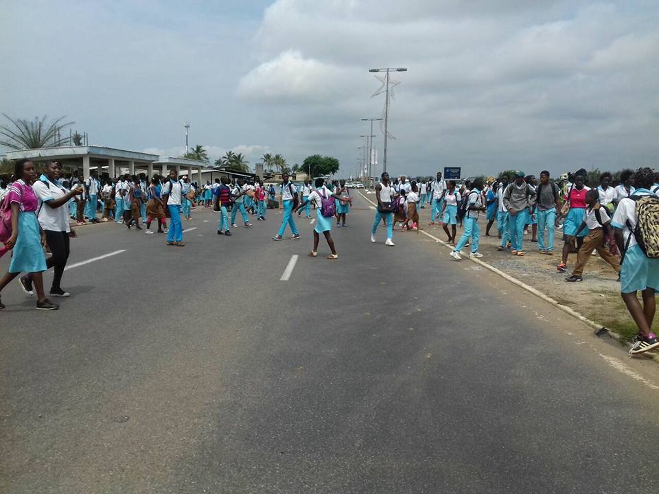 Des élèves d’un lycée dans la rue pour réclamer des tables bancs