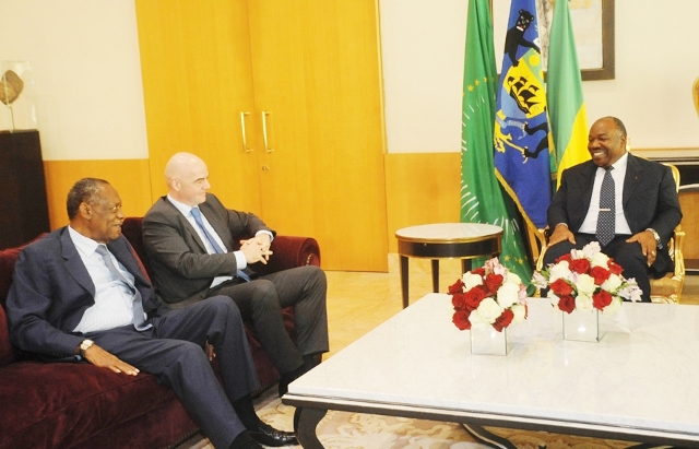Les patrons de la FIFA et de la CAF font leurs civilités à Ali Bongo
