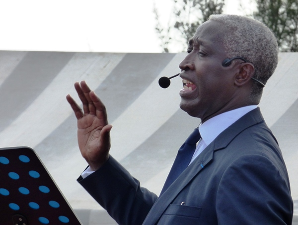Raymond Ndong Sima se déchaine contre Jean Ping, Marc Ona et Robert Bourgi