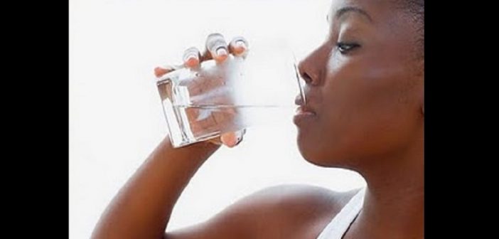 Santé: ce que de l’eau glacée fait à votre corps vous choquera!