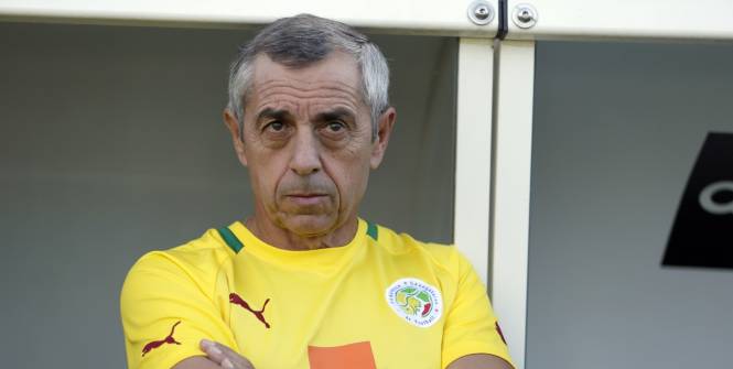 Alain Giresse est descendu à Libreville pour les funérailles de son joueur Brou Apanga