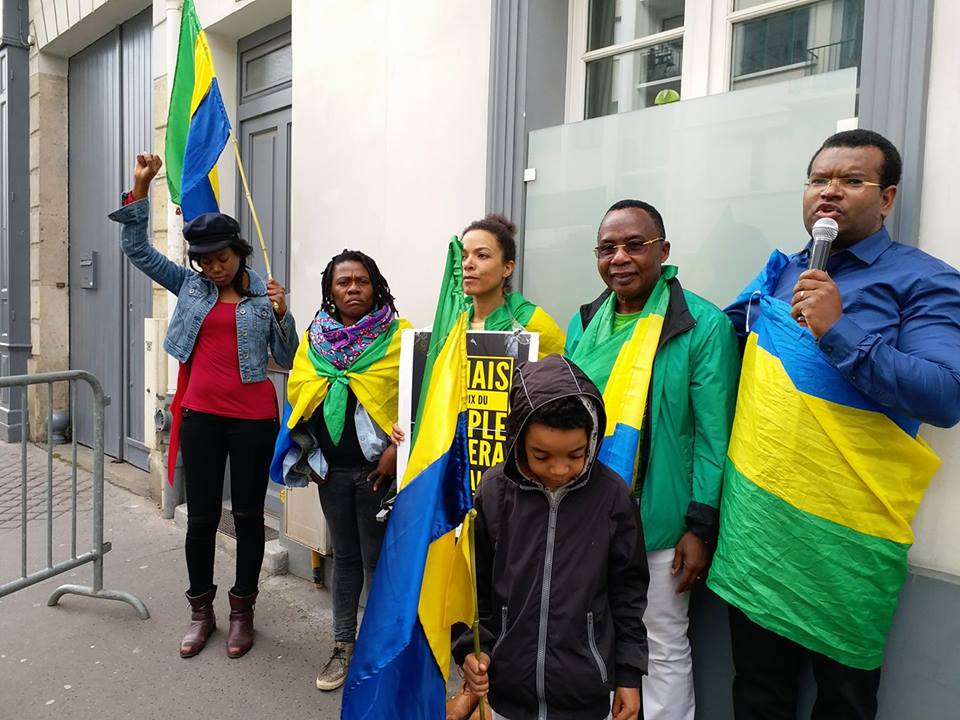 Des gabonais de Paris ont demandé à Macron de ne jamais recevoir Ali Bongo au palais de l’Elysée
