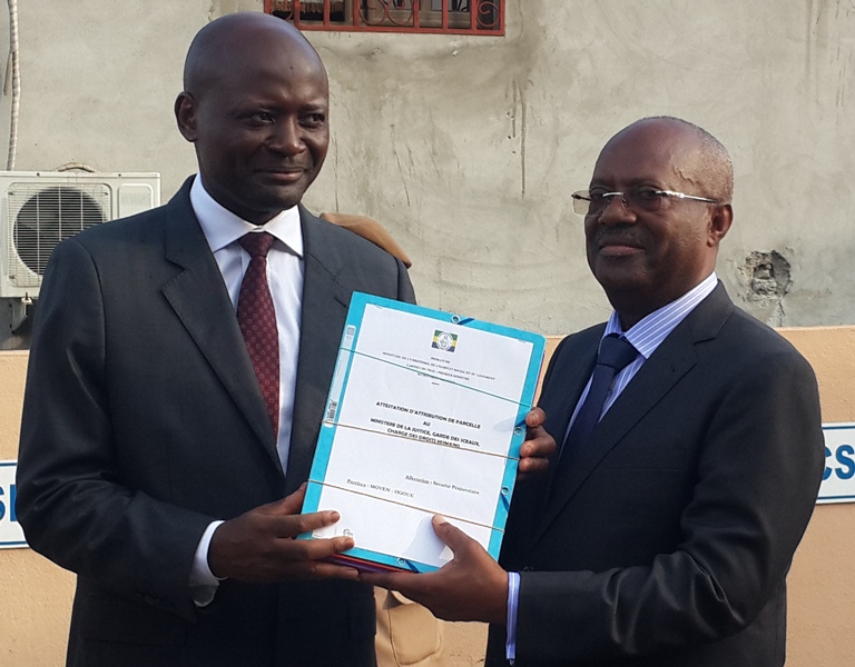 Construction des prisons modernes : Bruno Ben Moubamba cède 363,42 hectares de parcelles à Alexis Boutamba, ministre des droits humains