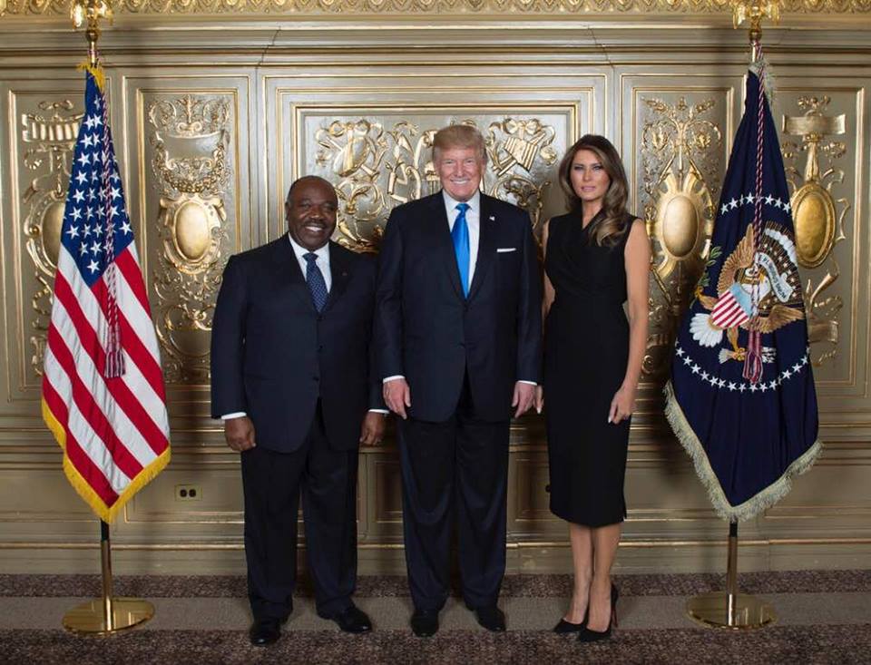Ali Bongo tout sourire à côté du couple Trump