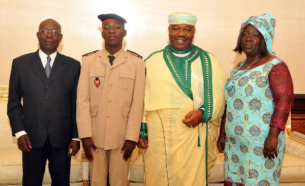 Ali Bongo honore un petit génie gabonais du prytanée militaire sénégalais