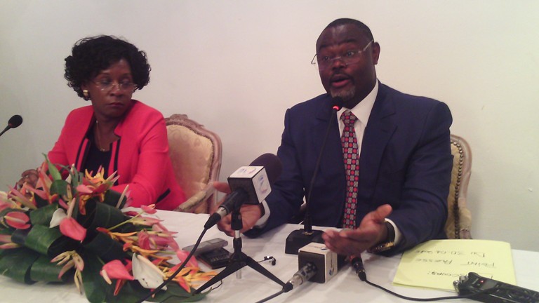 Hervé Patrick Opiangah devant la presse pour parler de Jean Ping