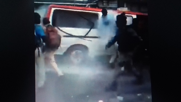 Un gendarme balance une bombe lacrymogène dans un taxi bus rempli d’élèves