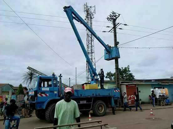 Patrick Eyogo Edzang apporte l’éclairage public à Bitam