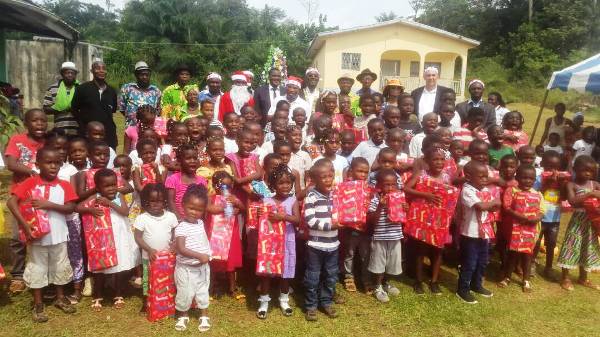 Le Rotary Club Libreville doyen en père Noel à l’école Saint André de Mebba