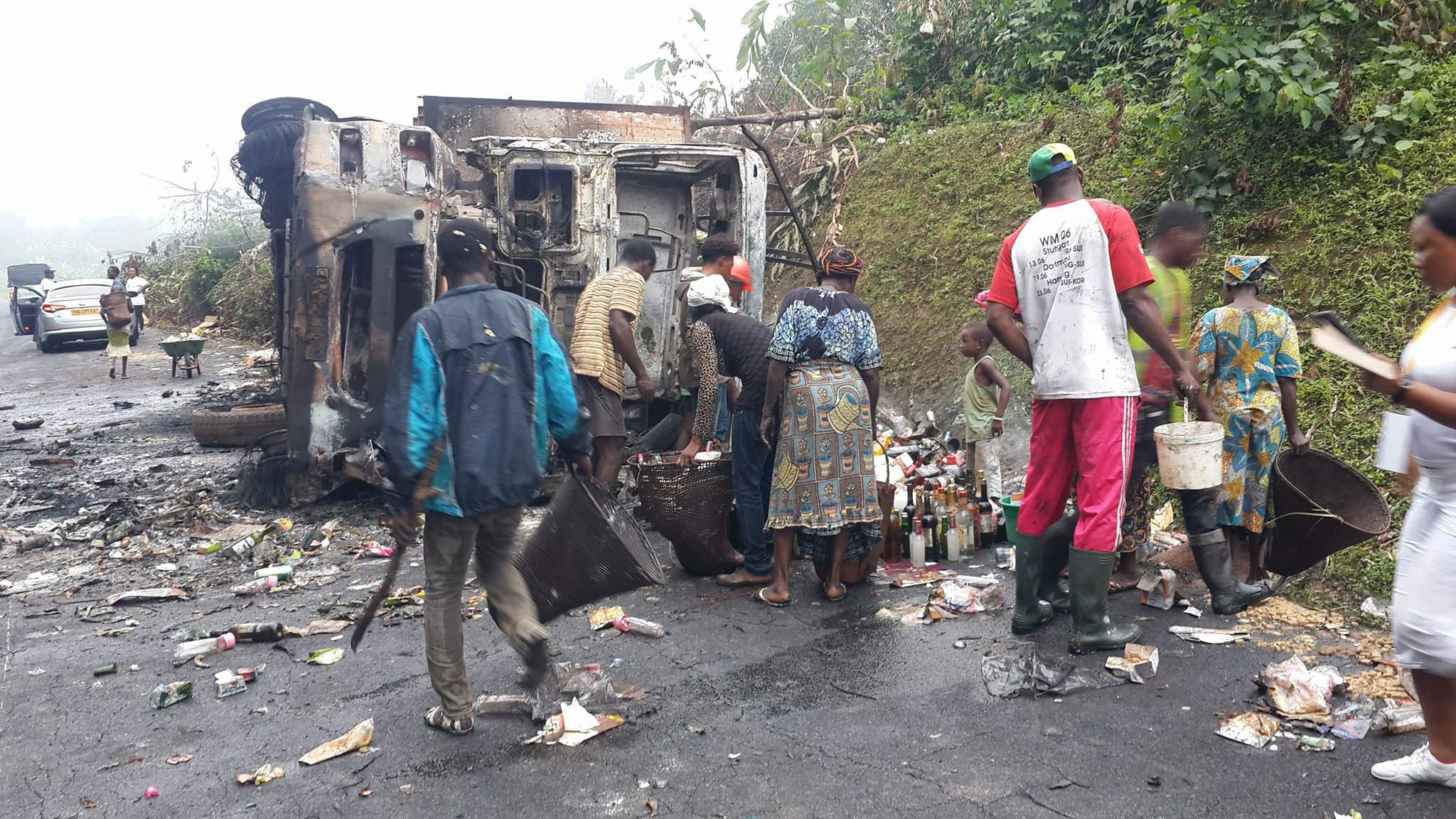 Un camion de distribution du groupe CECA GADIS prend feu en pleine circulation à Bifoun