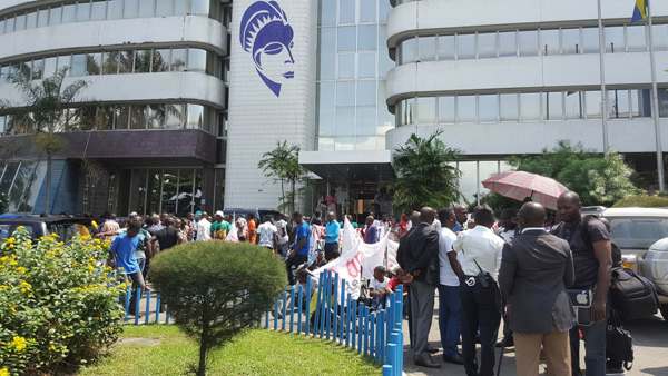 Privés d’eau, des gabonais manifestent leur colère devant le siège de la SEEG