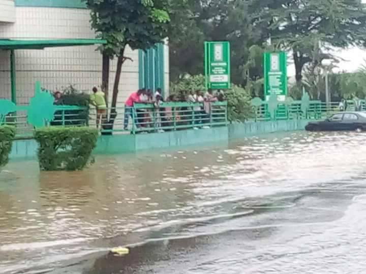 Libreville inondée après une pluie nocturne
