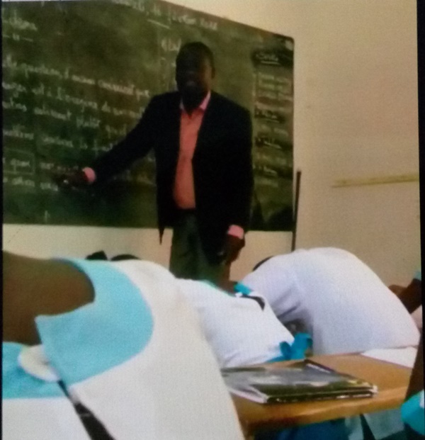 Insolite : un enseignant dispense son cours en Fang, morts d’ennui ses élèves s’endorment