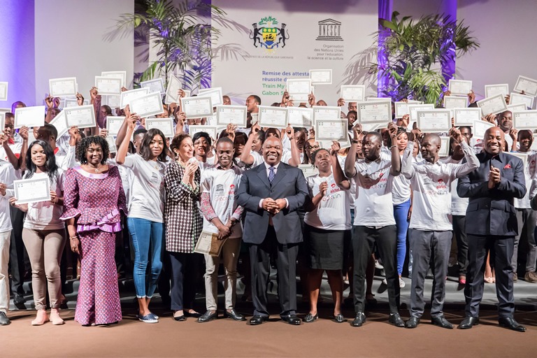 Ali Bongo félicite 300 meilleurs étudiants du Programme Train My Generation : Gabon 5 000