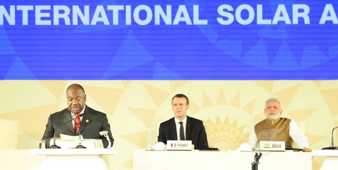 En Inde Ali Bongo a expliqué comment le soleil va électrifier et apporter l’eau aux villageois