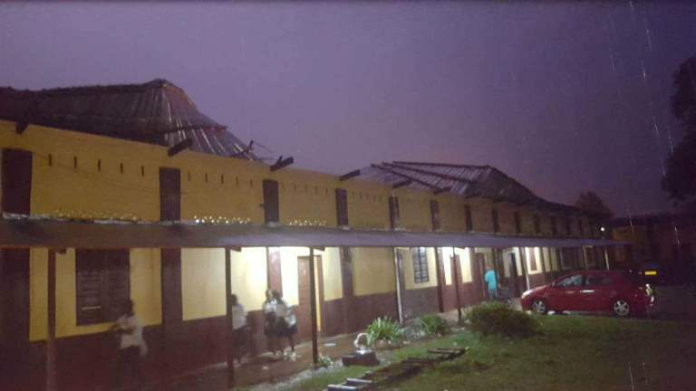 Un ouragan emporte la toiture du grand lycée catholique de Franceville