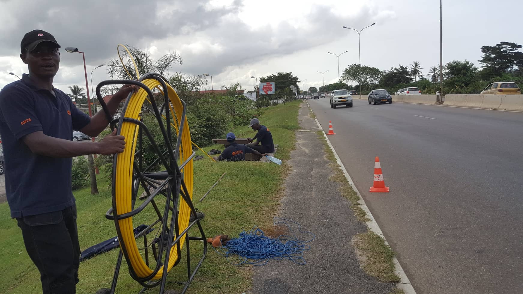Canal + tire 2 km de fibre optique par jour pour arroser Libreville