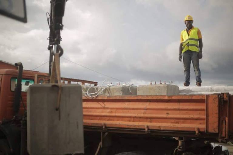 Gabon : Le projet d’installation de 5000 lampadaires solaires prend progressivement forme