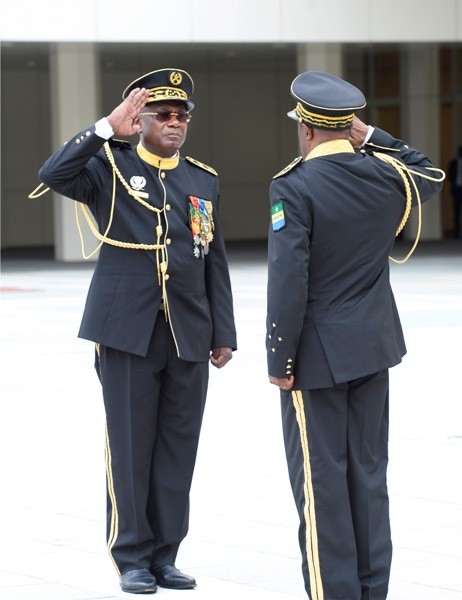 Le patron de l’armée gabonaise a enfin quitté ses fonctions